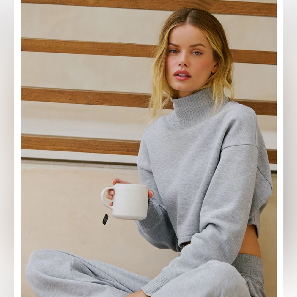 NWOT Alo Yoga Cropped Serenity Coverup XS gray